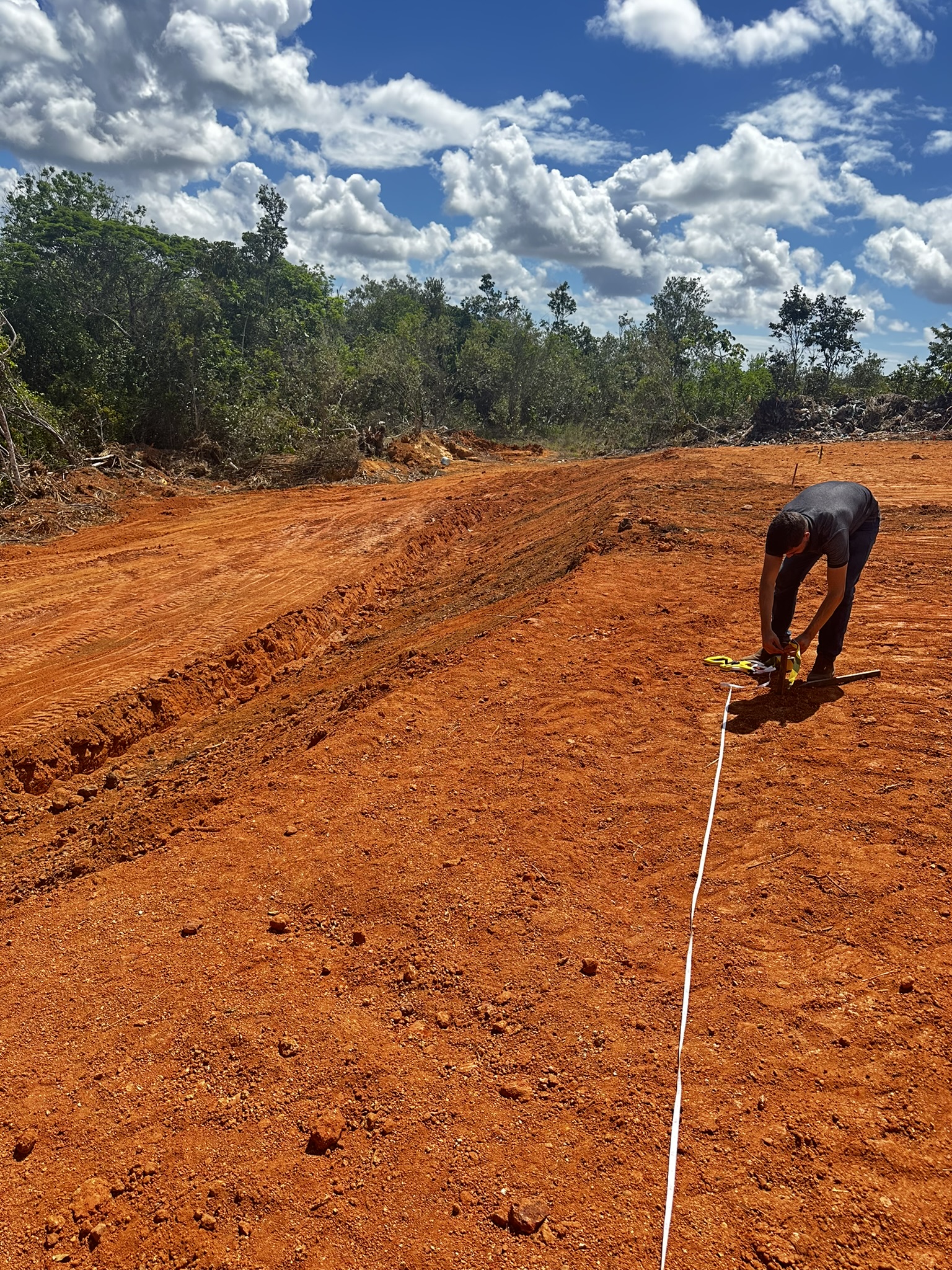 Operação de retaludamento em encosta degradada no Baixo São Francisco